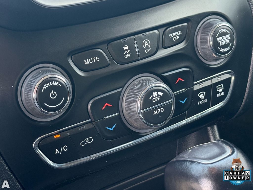 Used 2022 Bright White Clearcoat Jeep Latitude Lux image 22