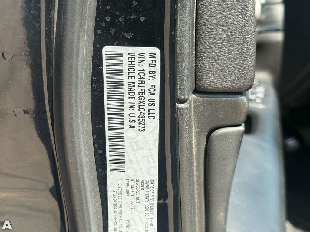 Used 2020 Diamond Black Crystal Pearlcoat Jeep Limited image 32