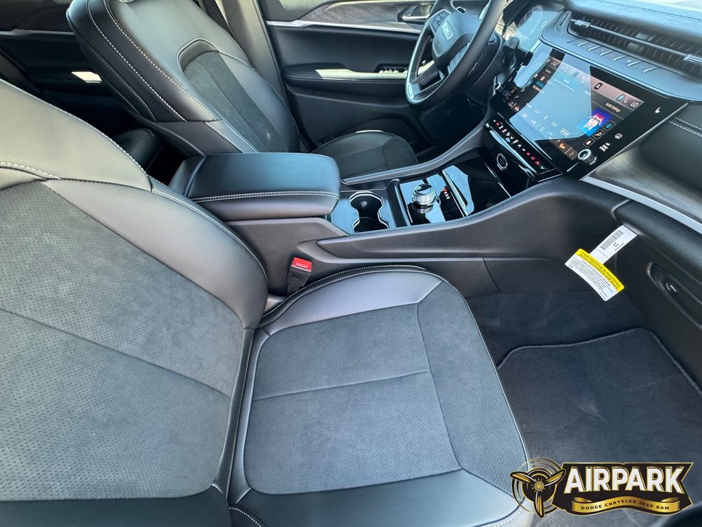 New 2026 Diamond Black Crystal Pearlcoat Jeep Laredo image 11