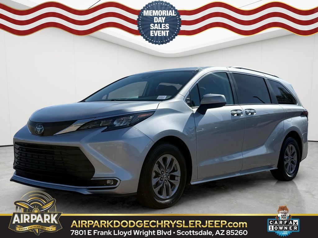 2024 Toyota Sienna XLE 8-Passenger Hybrid FWD's photo