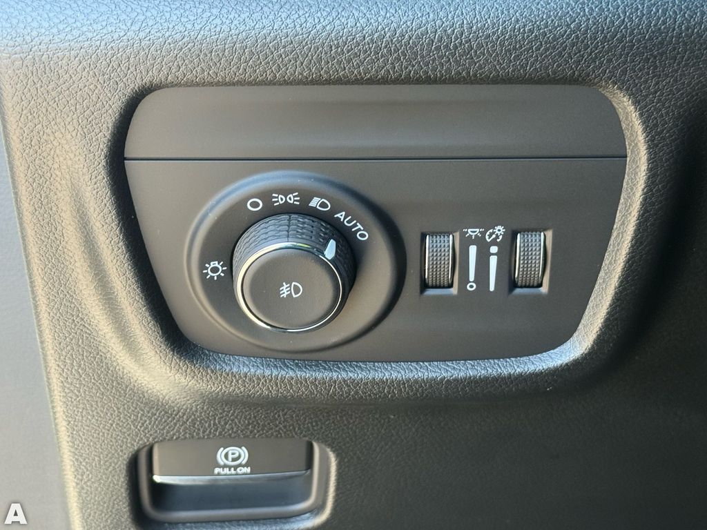 Used 2025 Silver Zynith Jeep Limited image 14