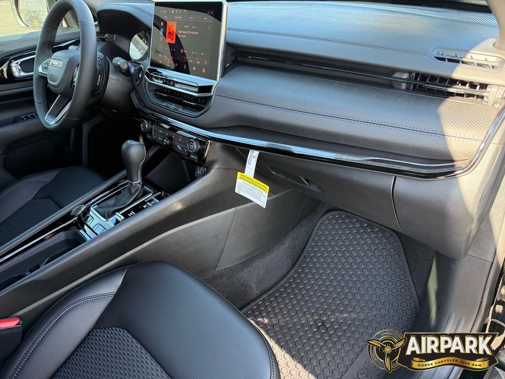 New 2026 Diamond Black Crystal Pearlcoat Jeep Latitude image 24