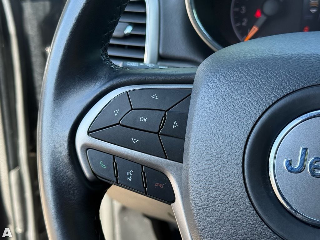 Used 2021 Diamond Black Crystal Pearlcoat Jeep Laredo E image 14