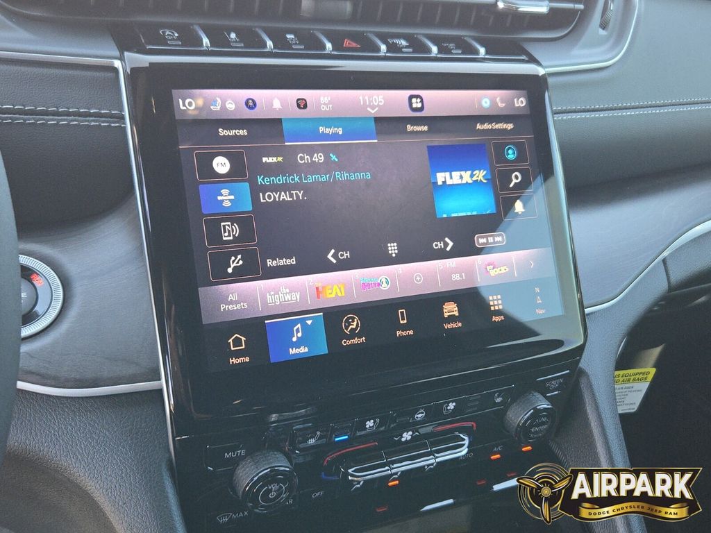 New 2025 Diamond Black Crystal Pearlcoat Jeep Limited image 18