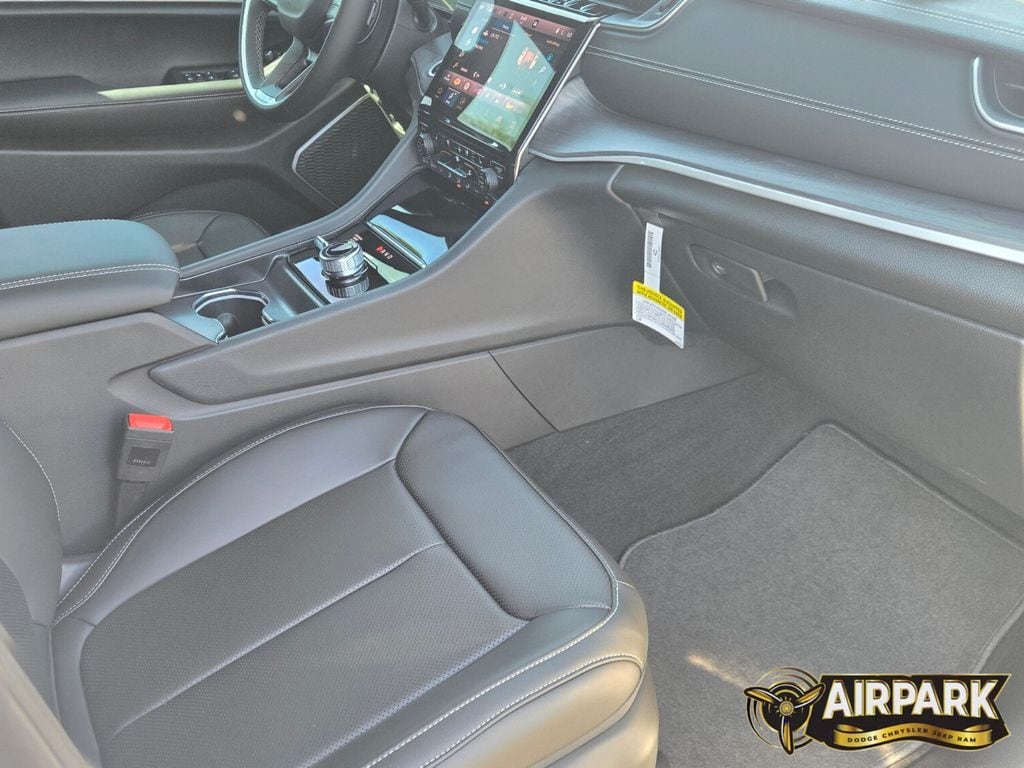 New 2025 Diamond Black Crystal Pearlcoat Jeep Limited image 12