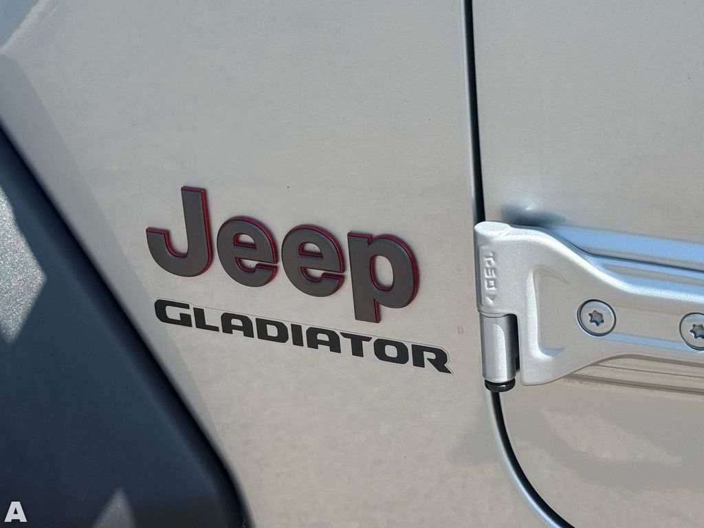 Used 2022 Silver Zynith Clearcoat Jeep Rubicon image 31