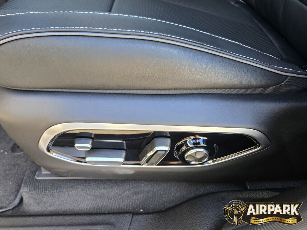 New 2025 Baltic Gray Jeep Overland image 20