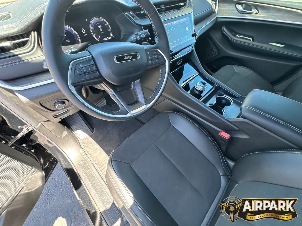 New 2026 Diamond Black Crystal Pearlcoat Jeep Laredo image 17