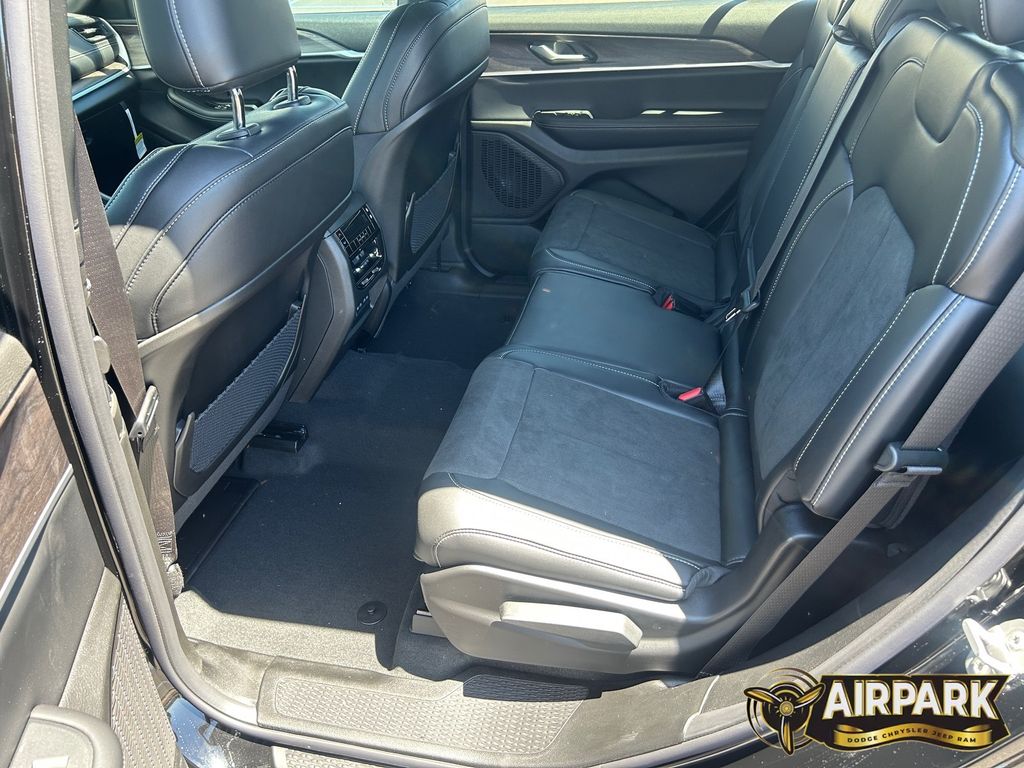 New 2026 Diamond Black Crystal Pearlcoat Jeep Laredo image 14