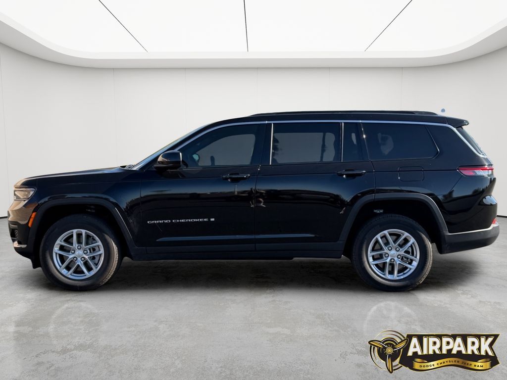 New 2025 Diamond Black Crystal Pearlcoat Jeep Laredo image 8