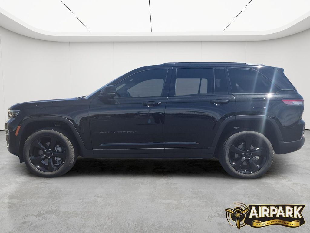 New 2025 Diamond Black Crystal Pearlcoat Jeep Limited image 7
