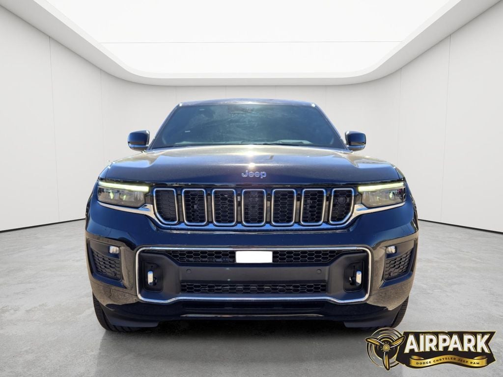 New 2025 Diamond Black Crystal Pearlcoat Jeep Overland image 9