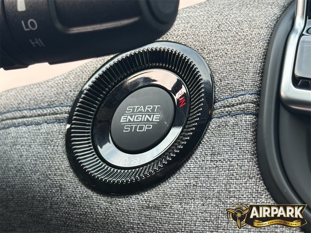 New 2026 Diamond Black Crystal Pearlcoat Jeep Latitude image 20