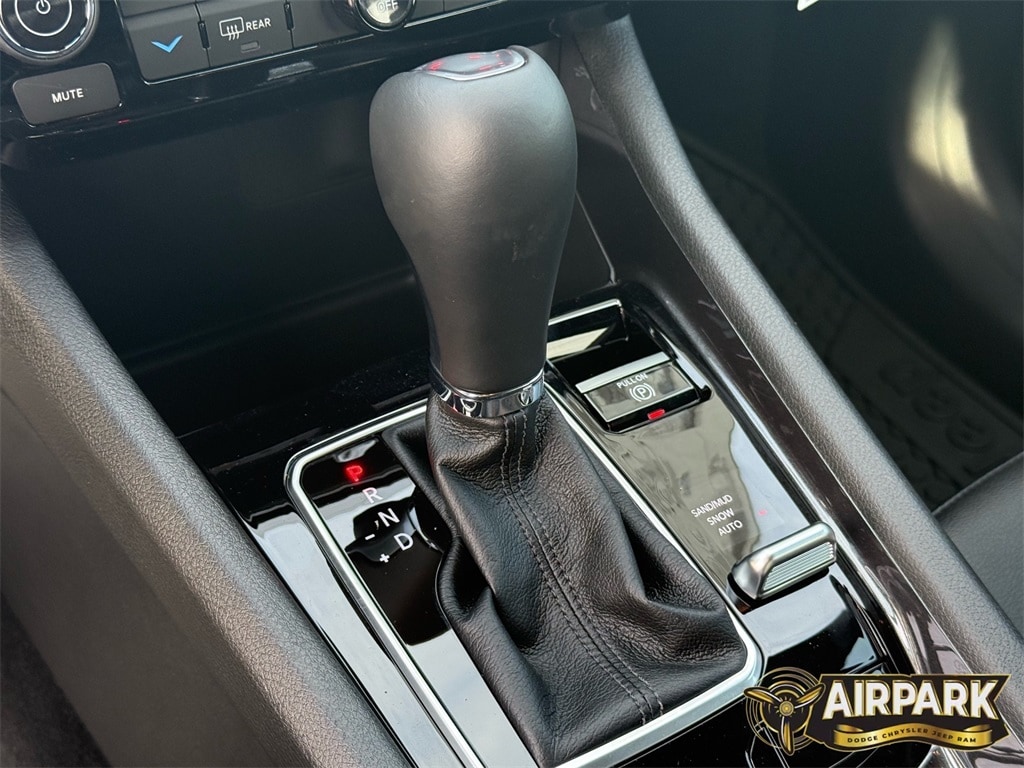 New 2026 Diamond Black Crystal Pearlcoat Jeep Latitude image 19