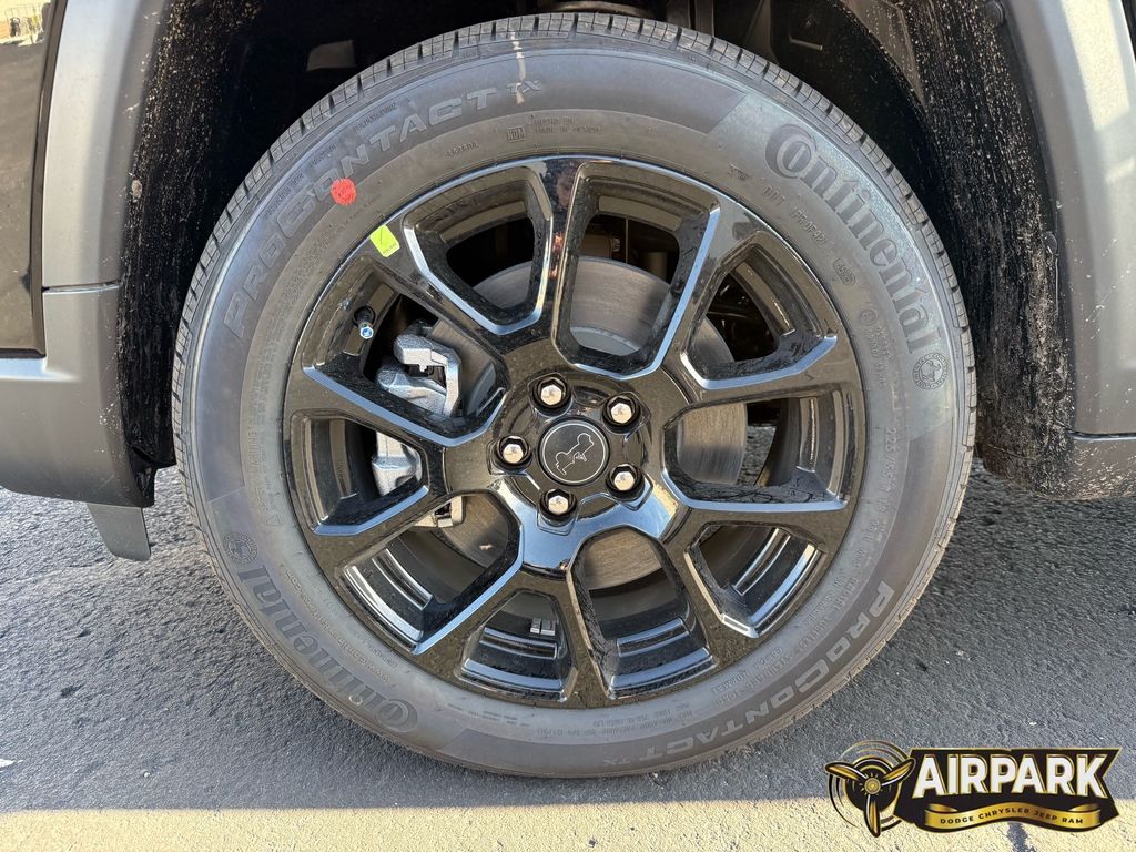 New 2026 Diamond Black Crystal Pearlcoat Jeep Latitude image 10