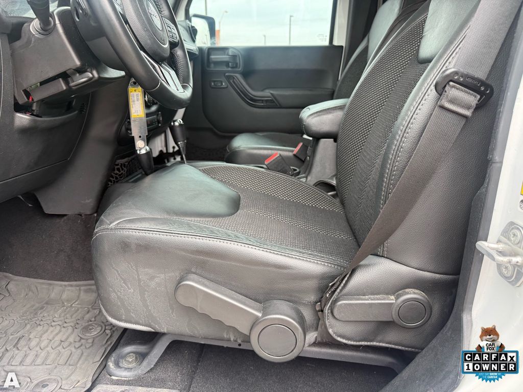 Used 2016 Bright White Clearcoat Jeep Unlimited Sahara image 13