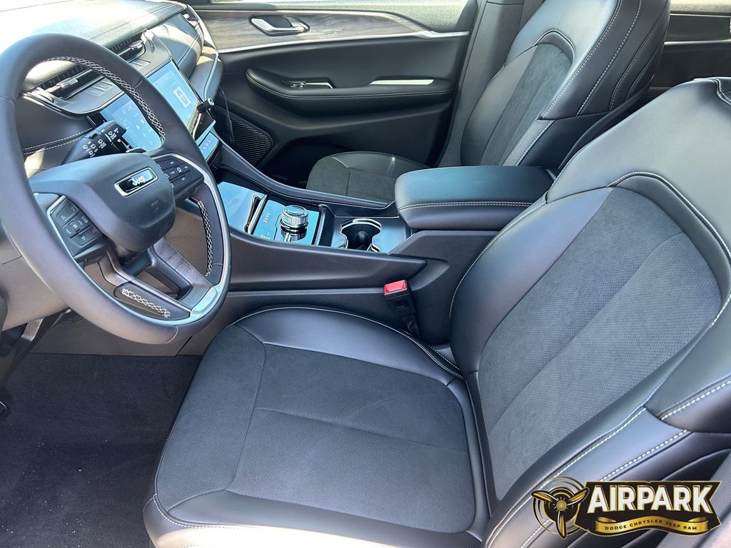 New 2026 Diamond Black Crystal Pearlcoat Jeep Laredo image 18