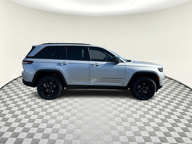 2025 Jeep Grand Cherokee Limited photo 3