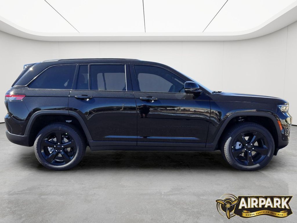 New 2025 Diamond Black Crystal Pearlcoat Jeep Limited image 3