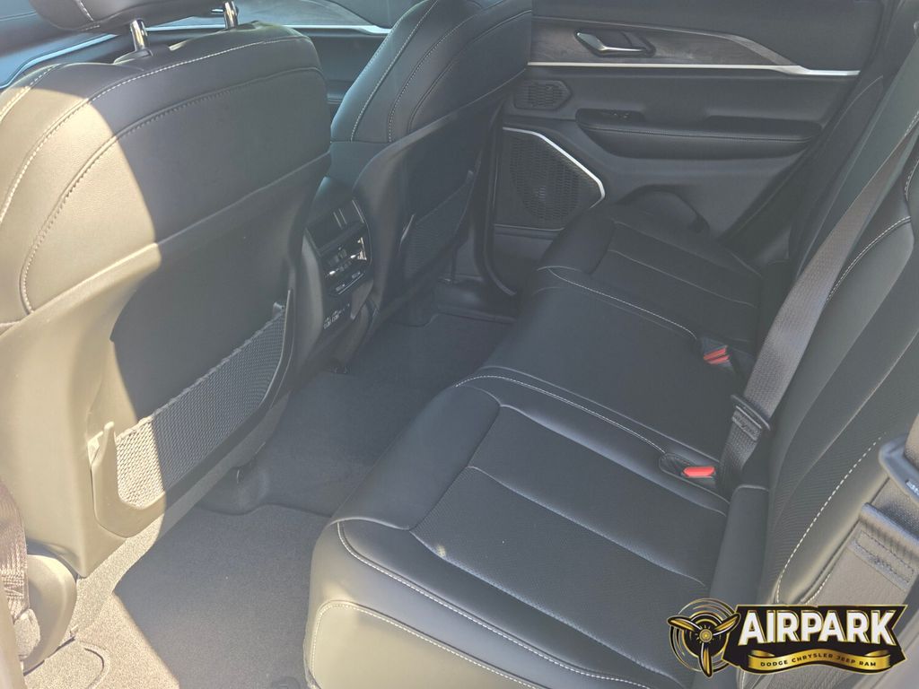 New 2025 Diamond Black Crystal Pearlcoat Jeep Limited image 15