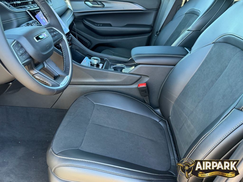 New 2025 Diamond Black Crystal Pearlcoat Jeep Laredo image 17