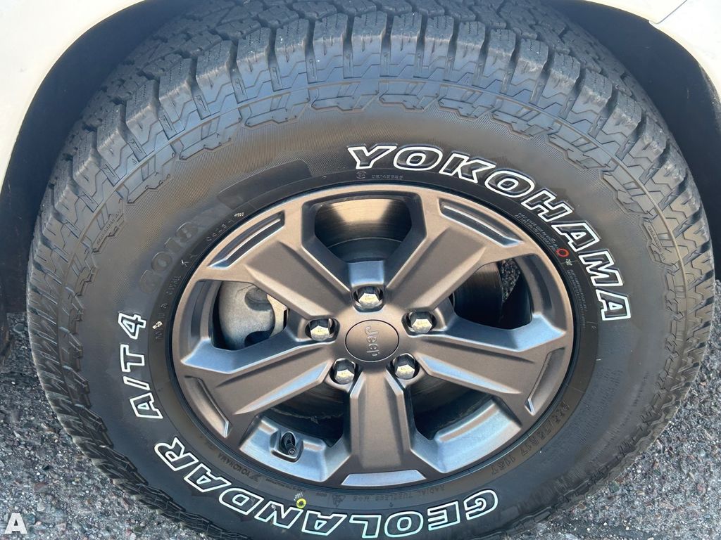Used 2016 Ivory 3-Coat Jeep Summit image 10