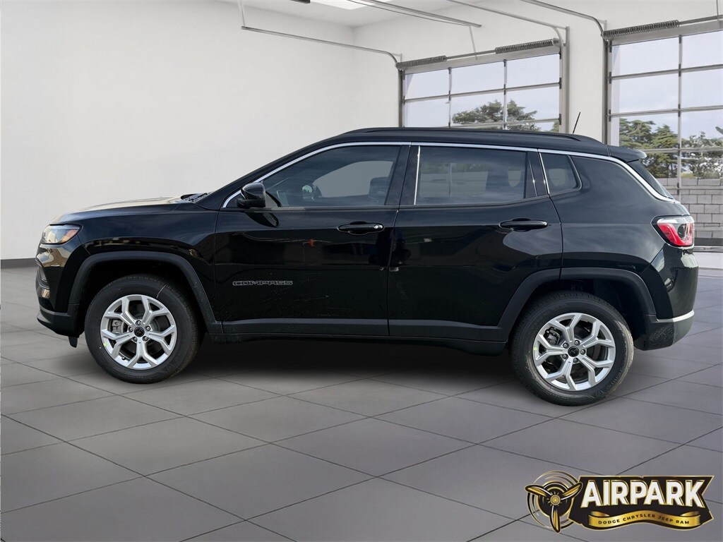 New 2026 Diamond Black Crystal Pearlcoat Jeep Latitude image 8