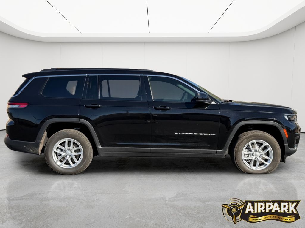 New 2025 Diamond Black Crystal Pearlcoat Jeep Laredo image 3