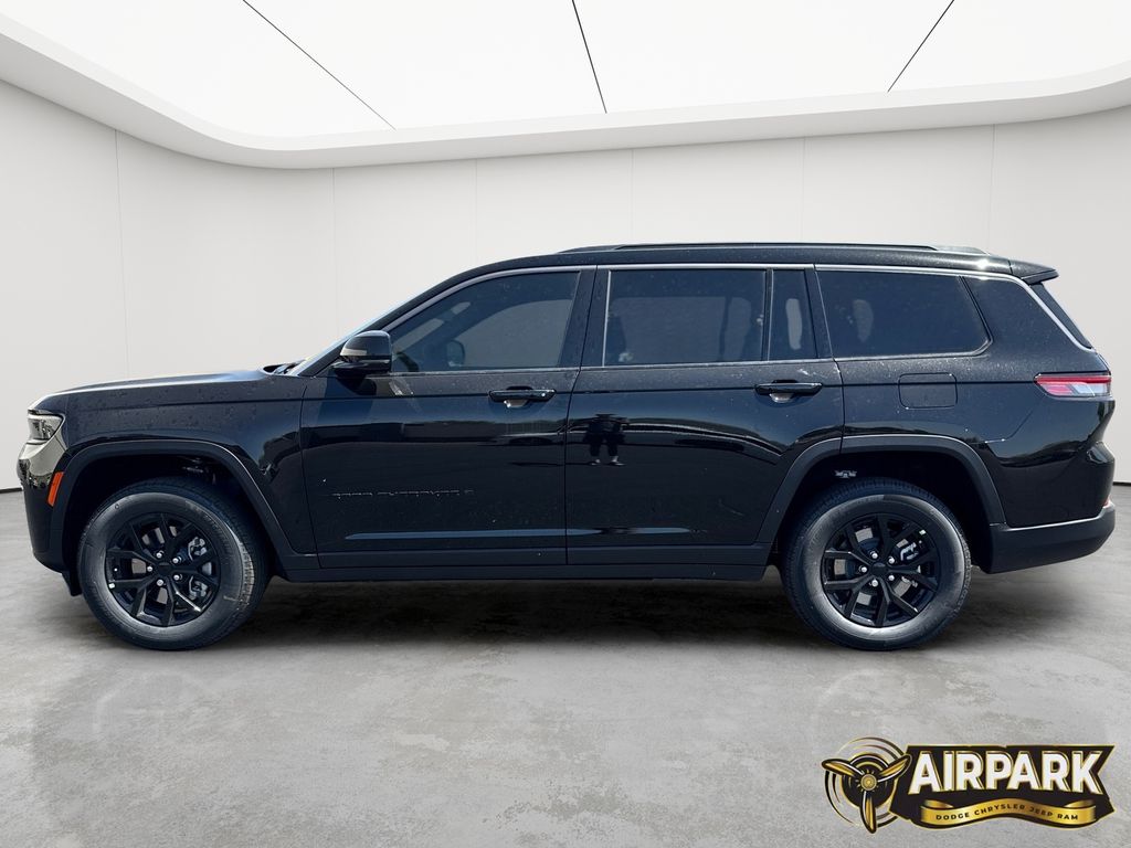 New 2026 Diamond Black Crystal Pearlcoat Jeep Laredo image 6