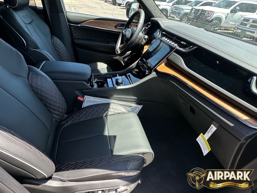 New 2025 Diamond Black Crystal Pearlcoat Jeep Summit image 12