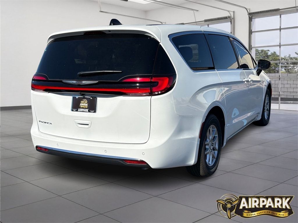 New 2026 Chrysler Pacifica Select Passenger Van