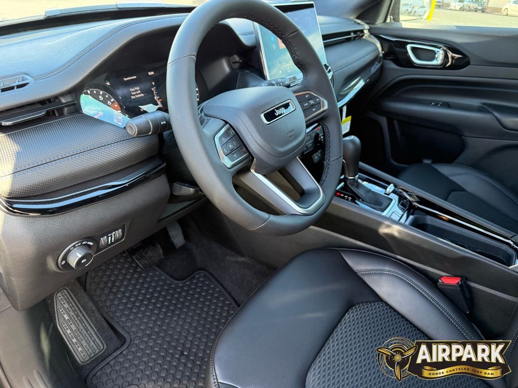 New 2026 Diamond Black Crystal Pearlcoat Jeep Latitude image 11