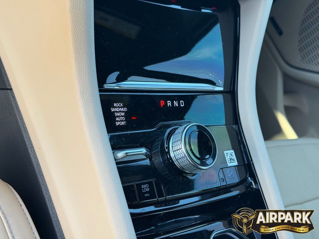 New 2023 Diamond Black Crystal Pearlcoat Jeep Base image 20