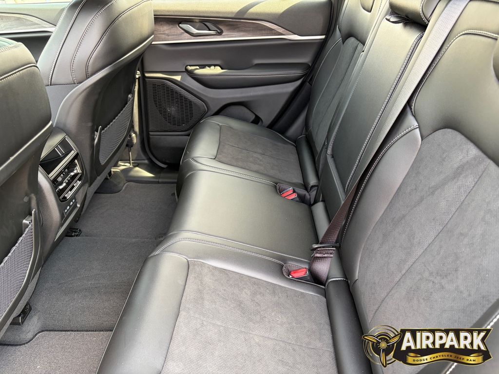 New 2026 Diamond Black Crystal Pearlcoat Jeep Laredo image 13
