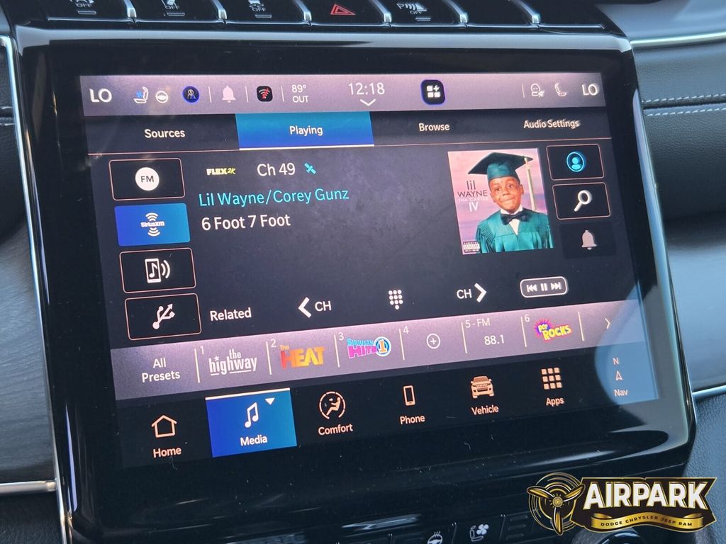 New 2025 Diamond Black Crystal Pearlcoat Jeep Overland image 19