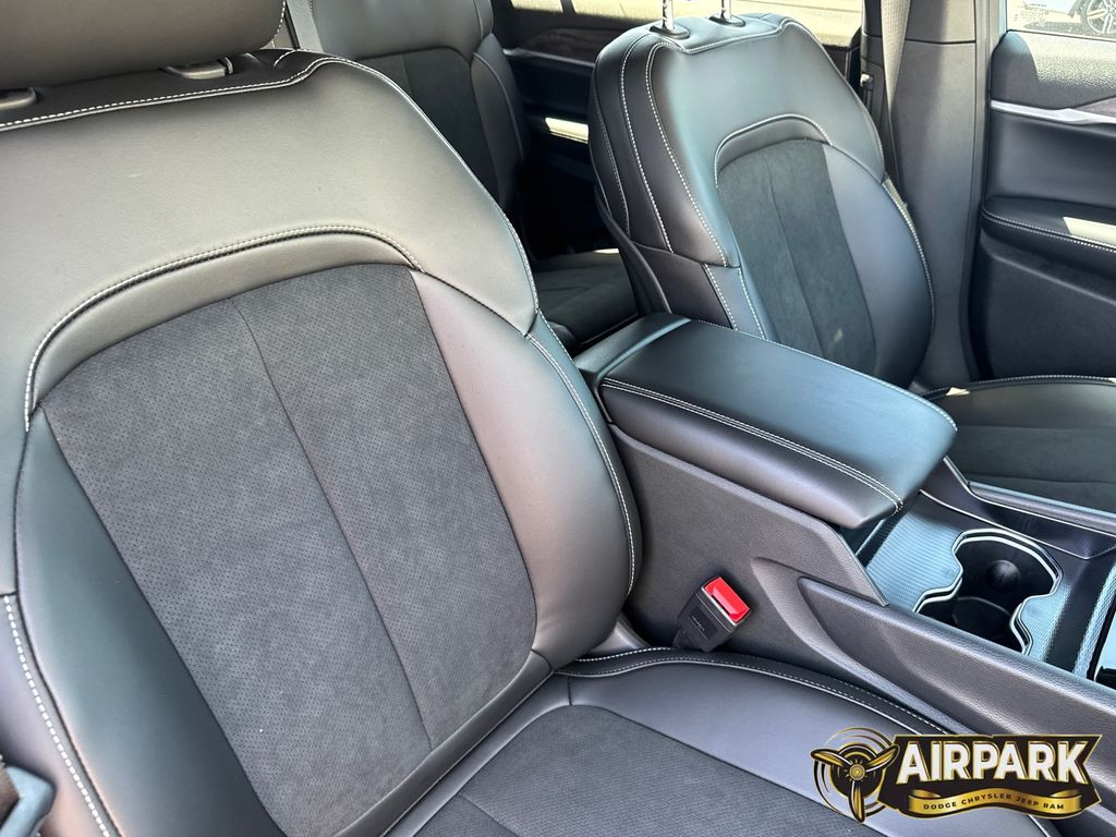 New 2026 Diamond Black Crystal Pearlcoat Jeep Laredo image 11