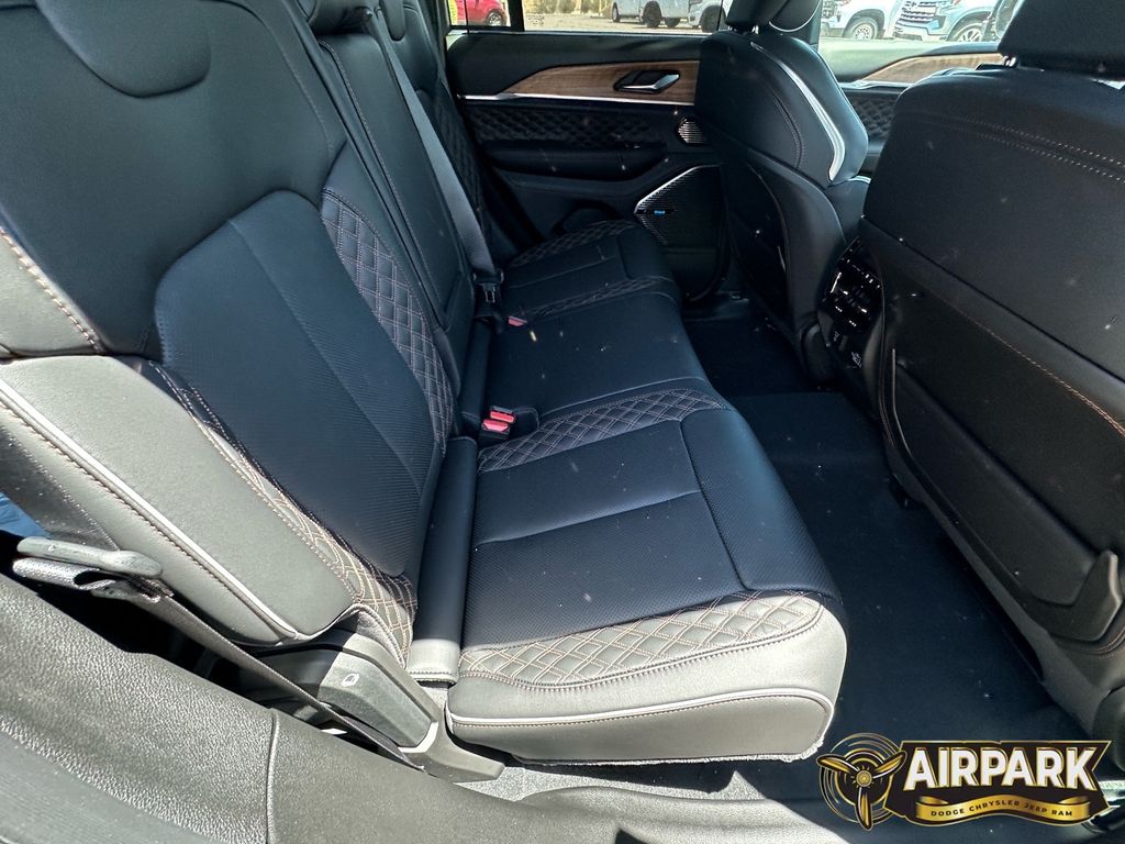 New 2025 Diamond Black Crystal Pearlcoat Jeep Summit image 13