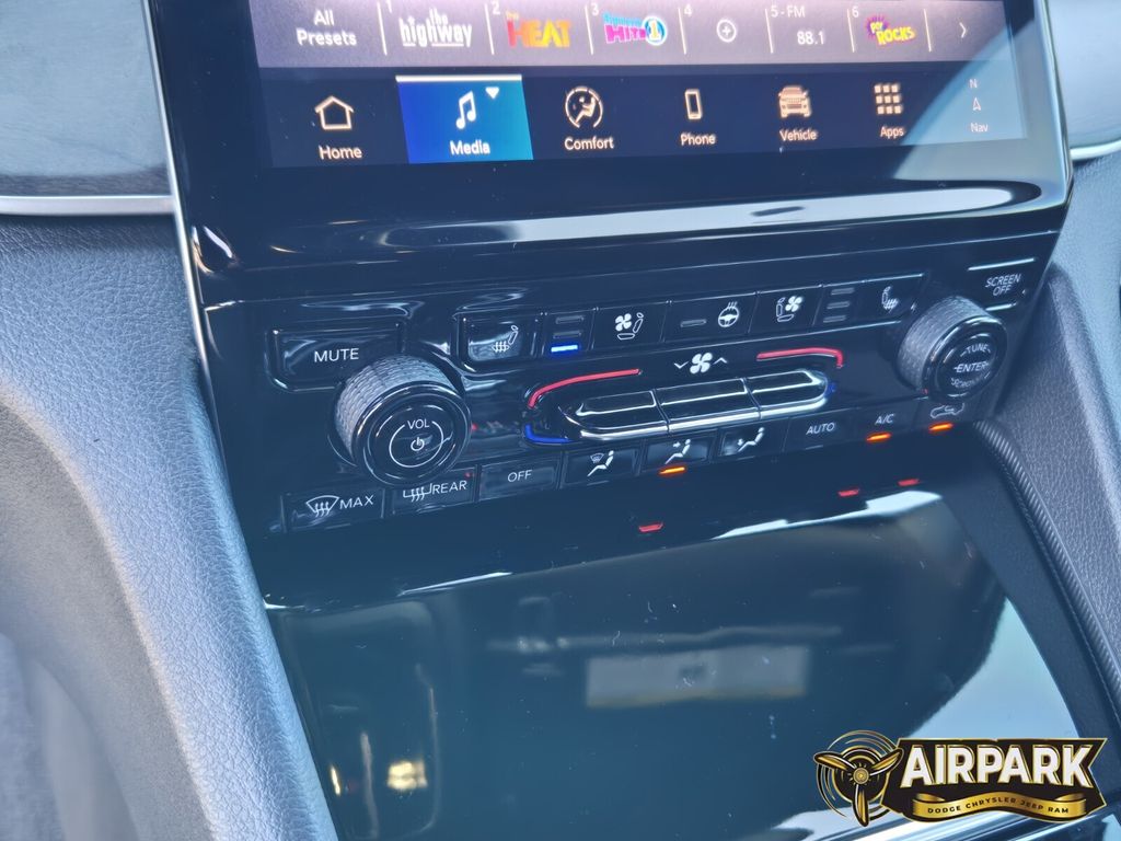 New 2025 Diamond Black Crystal Pearlcoat Jeep Limited image 19