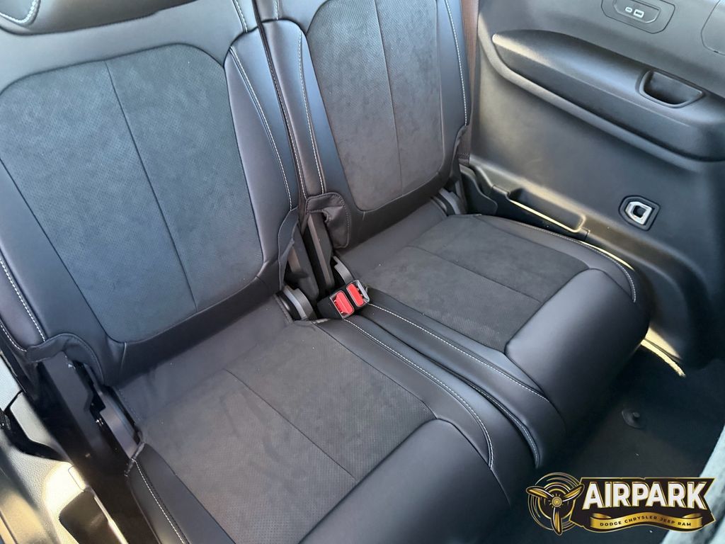 New 2025 Diamond Black Crystal Pearlcoat Jeep Laredo image 15