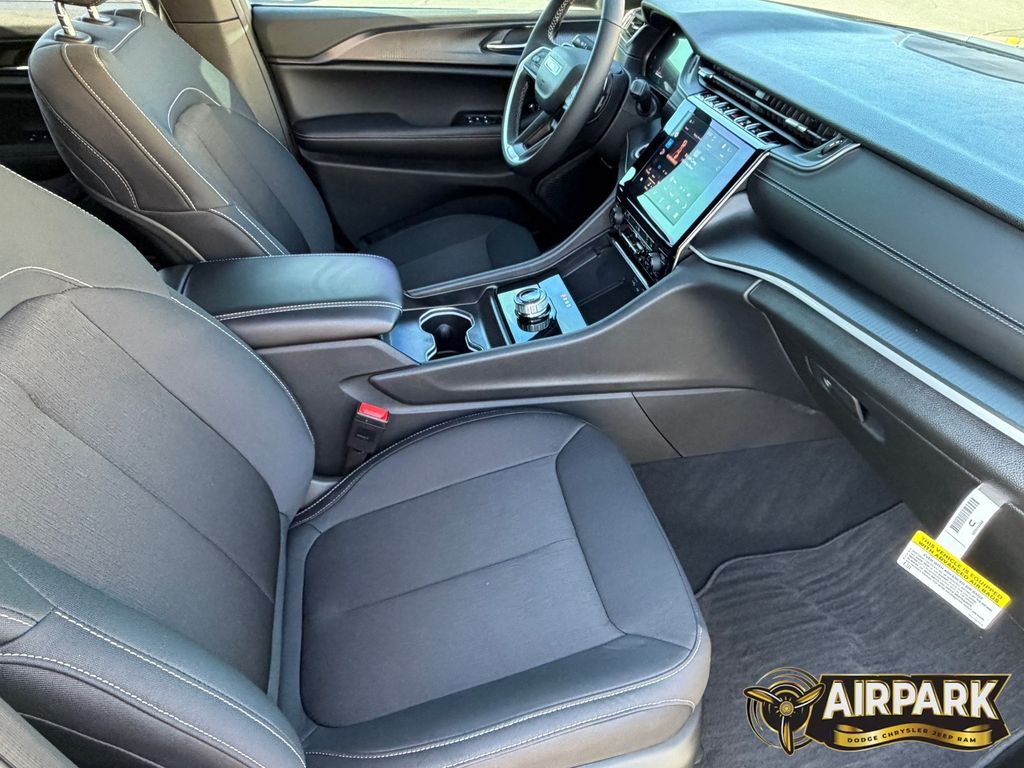 New 2025 Diamond Black Crystal Pearlcoat Jeep Laredo image 12