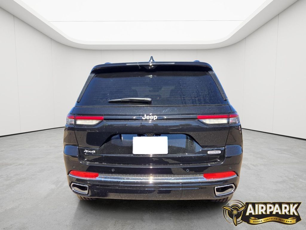 New 2025 Diamond Black Crystal Pearlcoat Jeep Overland image 5