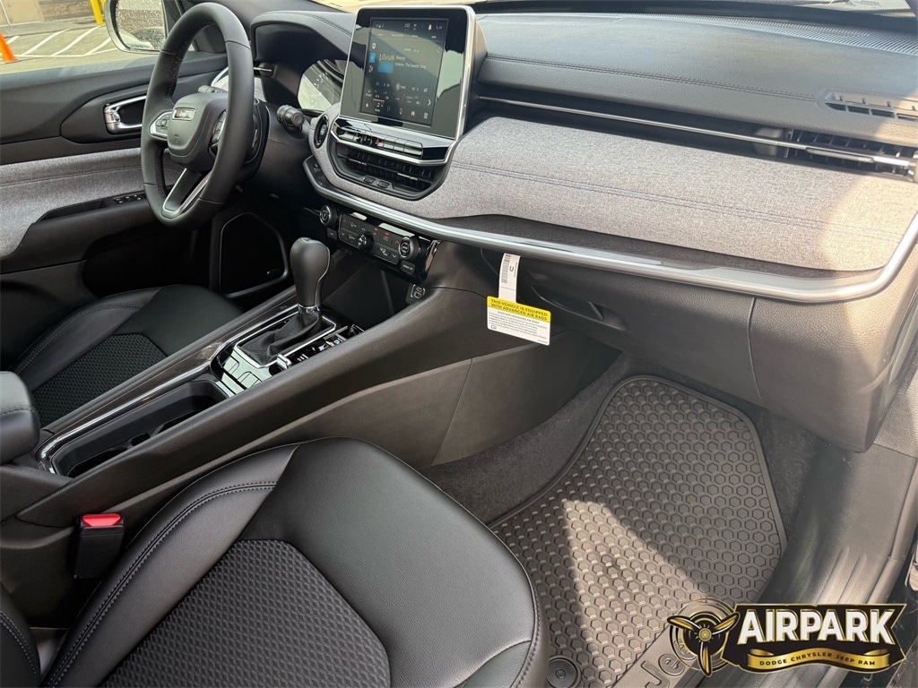 New 2026 Diamond Black Crystal Pearlcoat Jeep Latitude image 24