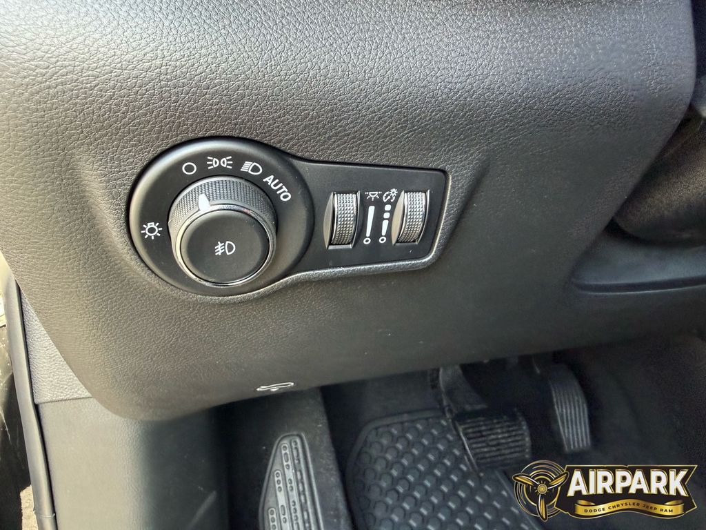 New 2026 Diamond Black Crystal Pearlcoat Jeep Latitude image 14