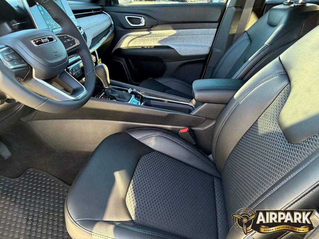 New 2026 Diamond Black Crystal Pearlcoat Jeep Latitude image 18