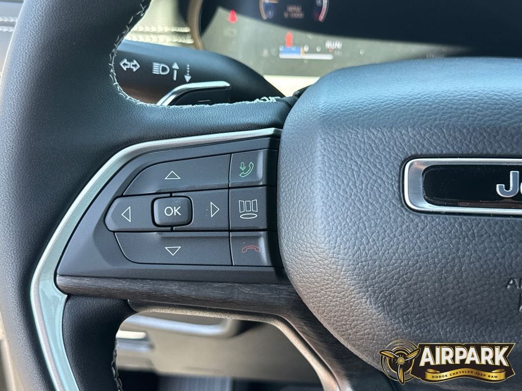 New 2026 Diamond Black Crystal Pearlcoat Jeep Laredo image 20