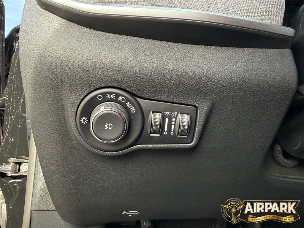 New 2026 Diamond Black Crystal Pearlcoat Jeep Latitude image 14