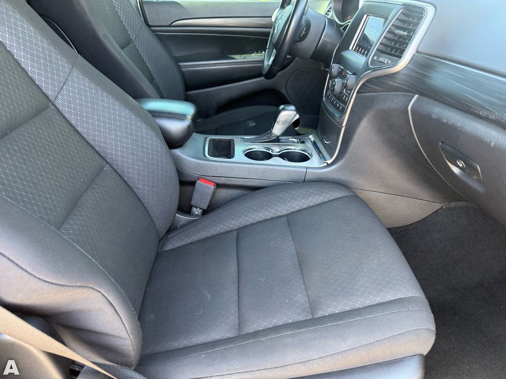 Used 2021 Diamond Black Crystal Pearlcoat Jeep Laredo E image 27