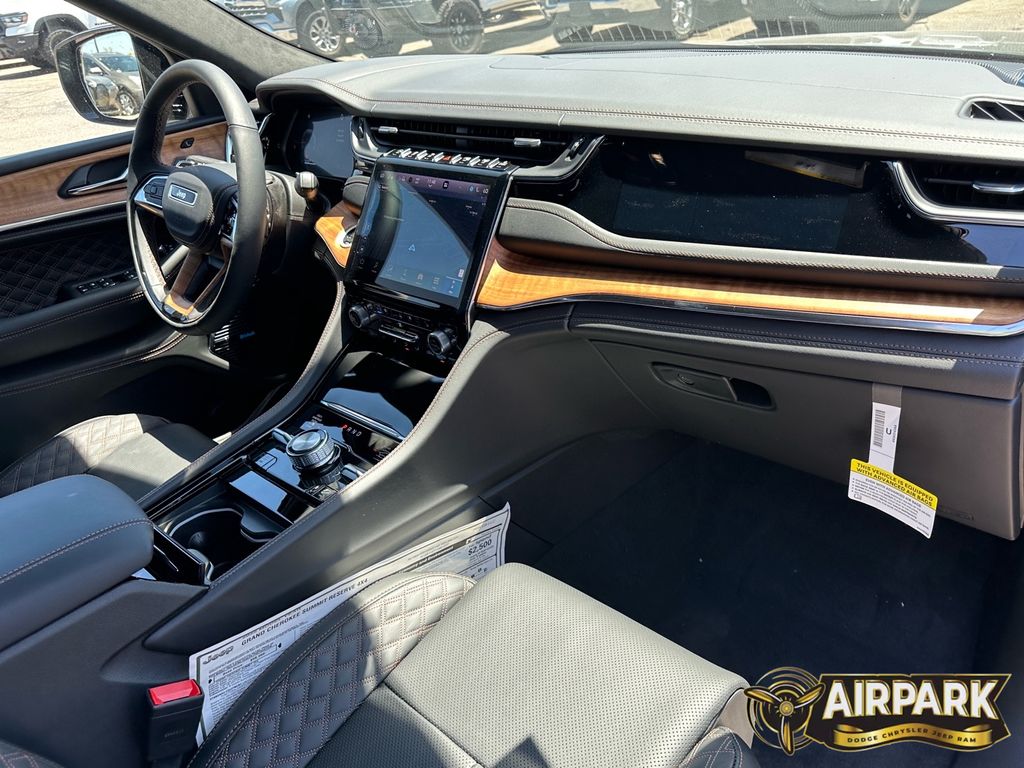 New 2025 Diamond Black Crystal Pearlcoat Jeep Summit image 11