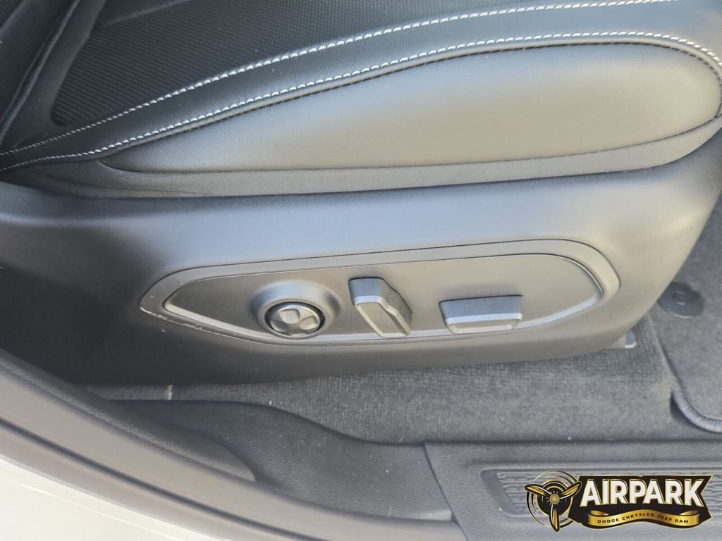 New 2025 Diamond Black Crystal Pearlcoat Jeep Limited image 13