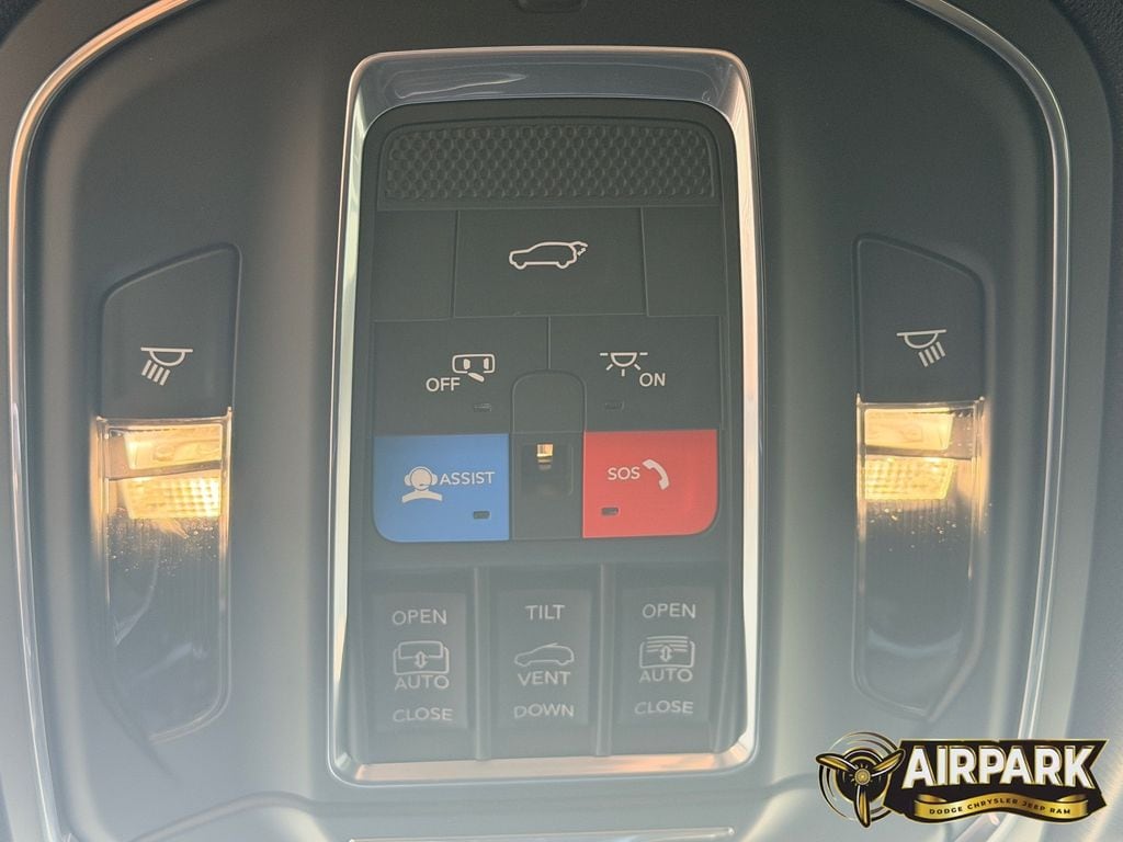 New 2026 Diamond Black Crystal Pearlcoat Jeep Limited image 30